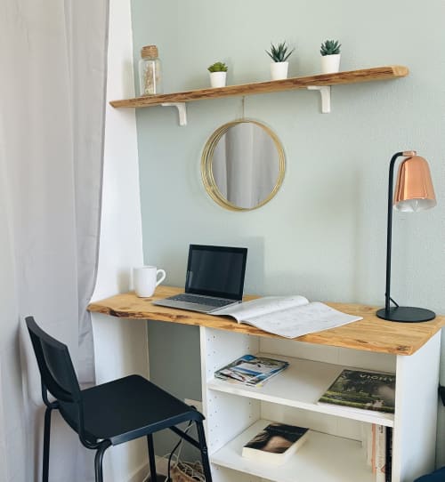 Espace de travail moderne au cottage Jungle et Nature de Chez Mary Studios avec bureau en bois, ordinateur portable et plantes succulentes en pot