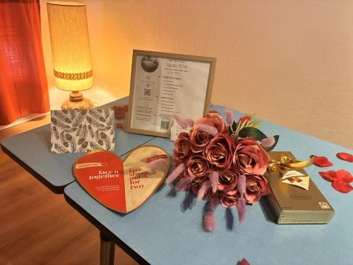 Retro 70s studio apartment décor with vintage lamp, heart decorations, and roses at Chez Mary Studios Gannat