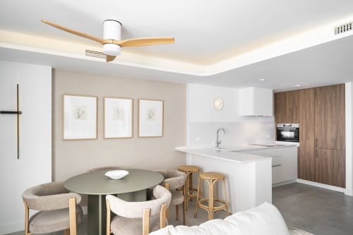 Apartamento moderno de planta abierta en Torremolinos con cocina, comedor, ventilador de techo y vistas al mar en las paredes