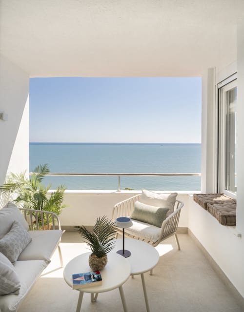 Soleado balcón en ROCA Beach Torremolinos con asientos, plantas y vistas panorámicas del mar Mediterráneo