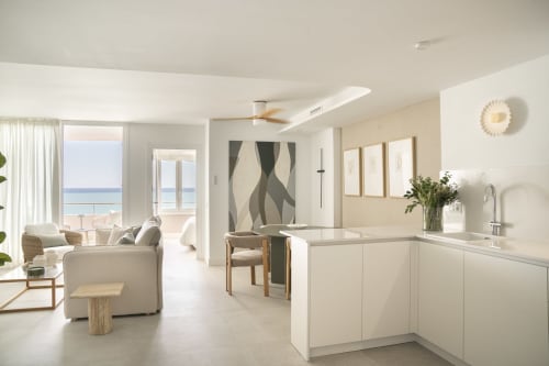 Luminoso apartamento moderno con cocina vista al mar, sala de estar y vistas al océano desde el balcón en Torremolinos