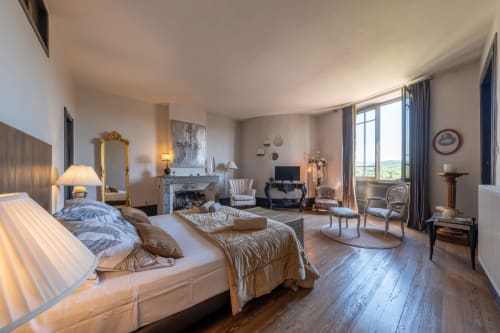 Chambre luxueuse à La vie de château à Grignan avec vue sur les montagnes, cheminée et mobilier élégant