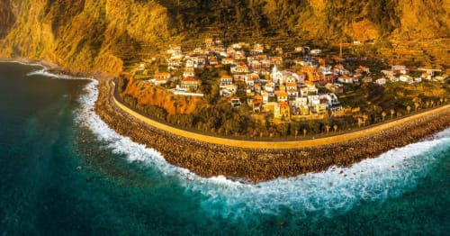 Vista aérea do BHF Residences em Arco da Calheta, Portugal, entre falésias douradas e águas turquesas