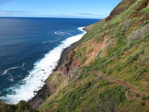Espetaculares falésias costeiras com vista para águas turquesas perto do BHF Residences em Arco da Calheta, Portugal