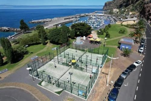 Vista aérea do BHF Residences com quadras de ténis, marina, praia e jardins bem cuidados em Arco da Calheta, Portugal