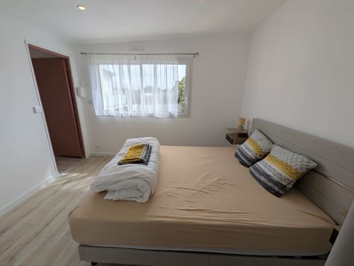 Chambre moderne à la Résidence des dunes, Landéda avec lit queen-size, rideaux voilages et vue sur la côte