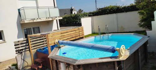 Cottage Résidence des Dunes à Landéda avec piscine aux eaux bleues, terrasse en bois et clôture blanche