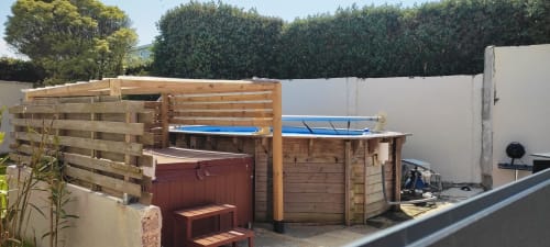 Chalet en bois avec bain à remous à la Résidence des dunes, Landéda. Espace jacuzzi partagé en plein air avec terrasse et clôture de confidentialité.