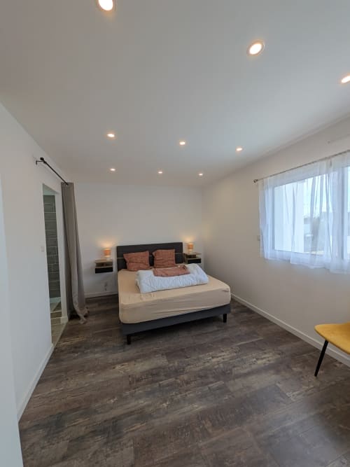 Chambre moderne à la Résidence des dunes, Landéda avec lit queen-size, éclairage encastré, salle de bain attenante et vaste