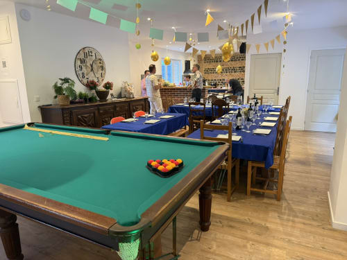 Salle de réception aux Gites De Flaubert avec billard, coin repas bleu et décoration festive