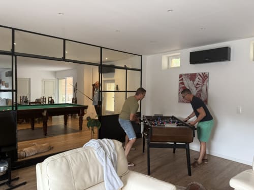Salle de jeux moderne aux Gîtes De Flaubert avec baby-foot, billard et cheminée