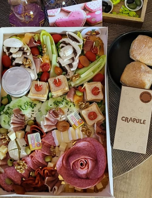 Élégante planche de charcuterie avec viandes, fromages, légumes et pain à l'hôtel Suite L'Olive Sacrée à Cabannes