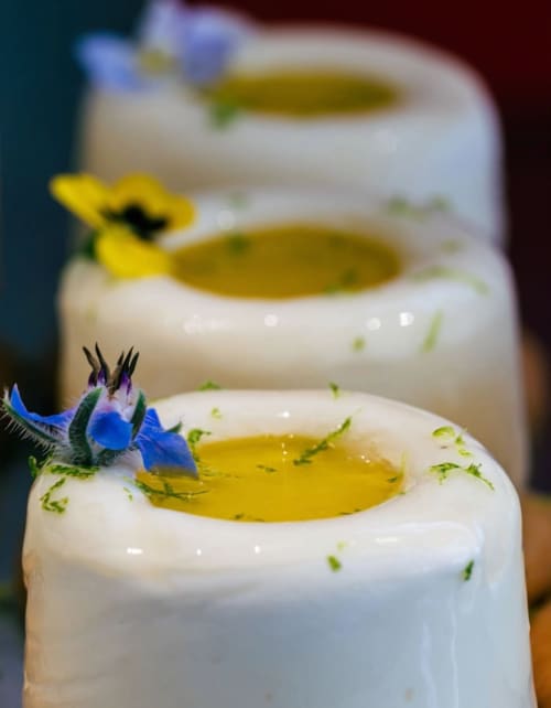 Dessert gourmand à l'huile d'olive chez Suite L'Olive Sacrée à Cabannes, élégamment dressé avec fleurs comestibles