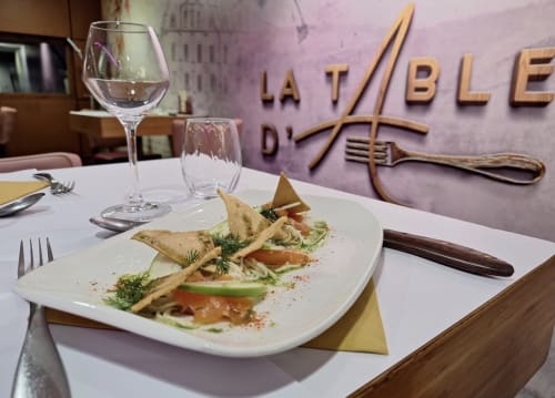 Élégant plat dressé avec crêpes pliées, saumon et herbes du restaurant La Table d'Ardenne à RENWEZ