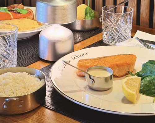 Table gastronomique aux séjours Ardennais avec filet de saumon, riz, citron et sauce à Renwez, France
