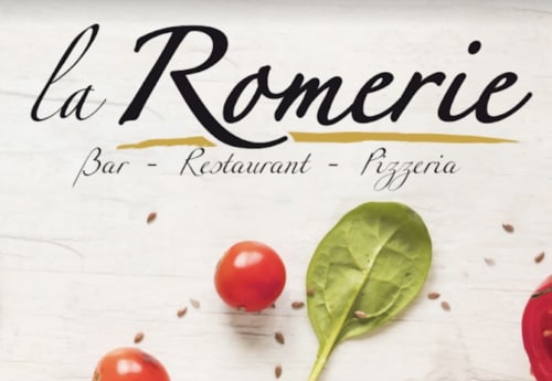 Logo du bar-restaurant-pizzeria La Romerie avec tomates fraîches et basilic sur bois blanc