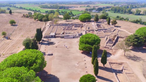 Vue aérienne des ruines romaines de Linguizzetta, Corse, avec paysage agricole et cyprès
