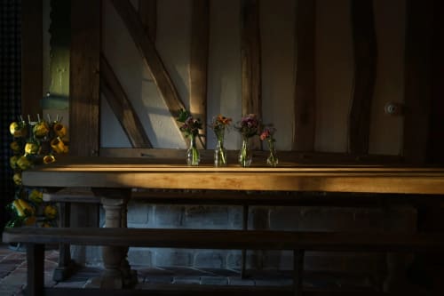 Étagère rustique en bois avec fleurs fraîches dans des vases en verre à la Ferme La Roquerie, villa de campagne française
