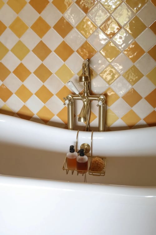 Robinetterie de luxe dorée avec distributeur de savon à la villa La Roquerie, en Dordogne