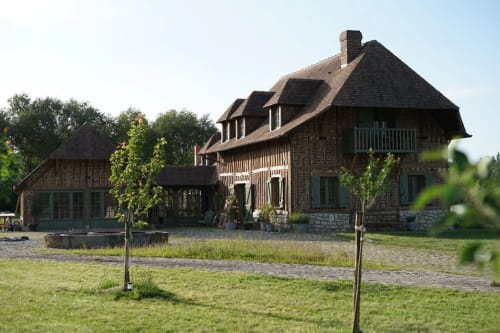 Villa La Roquerie à colombages dans la campagne française rurale, toiture foncée