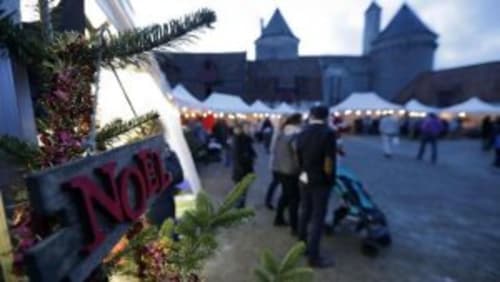 Marché festif en plein air aux gîtes de la vallée de l'Artois à Fresnicourt-le-Dolmen avec château en arrière-plan