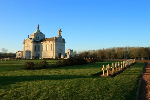 Ancienne église en pierre blanche avec dômes dorés et croix du cimetière à Fresnicourt-le-Dolmen, vallée d'Artois