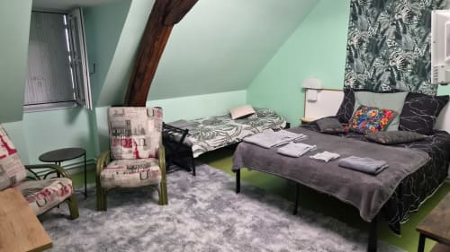 Chambre 5 de l'Hôtel Le Perroquet Bleu à La Chapelle Blanche : chambre vert menthe avec lit, fauteuils et équipements modernes