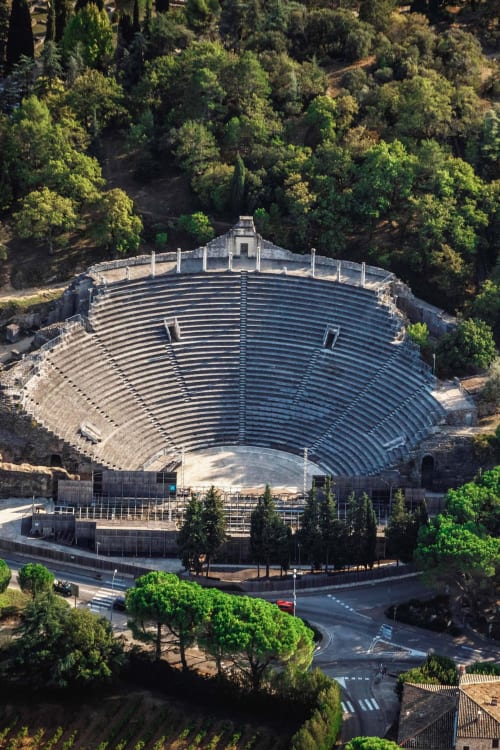 Théâtre romain antique entouré de pins méditerranéens à Vaison-la-Romaine, France