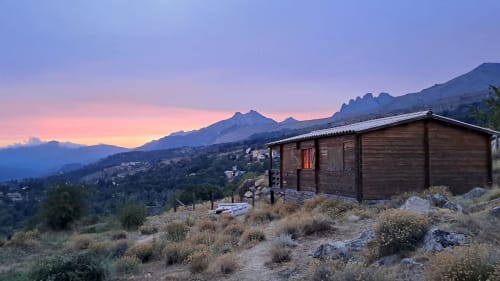 Chalet en bois aux Chalets de Lozzi avec vue sur les montagnes au coucher de soleil, Lozzi France