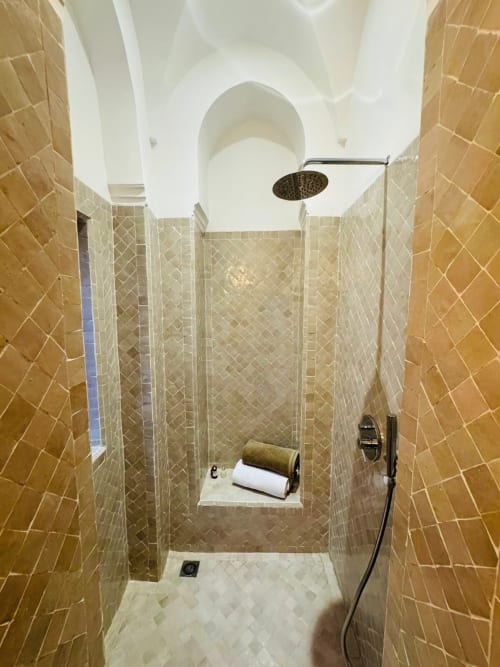Douche moderne de la Suite Stella au Riad Casa Angelo, Marrakech, avec carrelage doré et douchette cascade