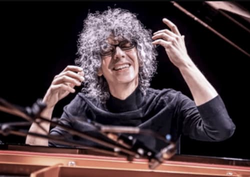 Pianiste aux cheveux gris bouclés jouant au piano à queue, Palazzo Fauzone Relais & Spa à Mondovì