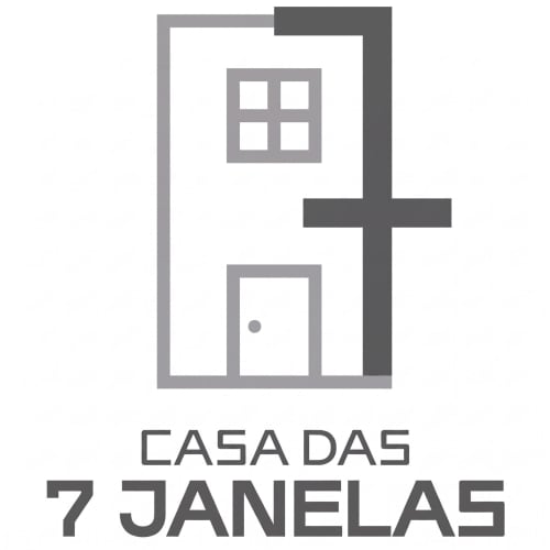 Logótipo Casa das 7 Janelas com casa, janelas e porta, representando esta casa de hóspedes em Peniche