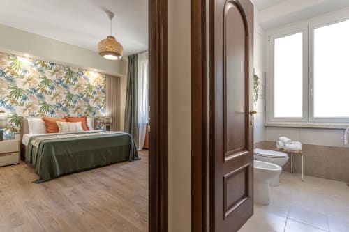 Appartamento familiare a Roma con camera da letto e bagno ensuite, porte in legno, carta da parati floreale, vista sulla città