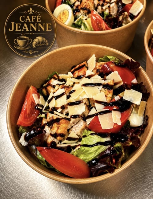 Assiette de salade gourmande du Café Jeanne à l'Hôtel le tilleul à Corps, France : verdure, tomates, poulet grillé et