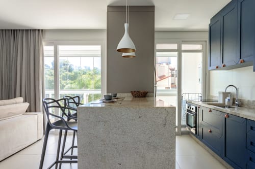 Cozinha integrada moderna com vista para o mar, apartamento à beira-mar em Canasvieiras, Florianópolis