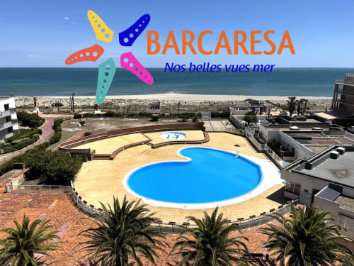 Hôtel Barcaresa à Port-Leucate avec piscine bleue courbe, plage et vue mer, palmiers, logo coloré