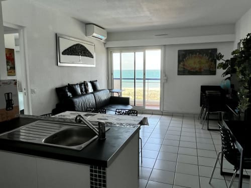 Cuisine et séjour modernes vue mer avec balcon donnant sur la plage à Barcaresa, Port Leucate