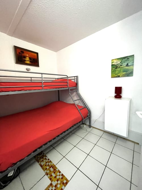 Lit superposé en métal avec literie rouge dans l'appartement Barcaresa, Port Leucate, avec vue sur mer et équipements modernes