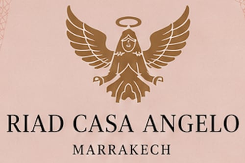 Logo Riad Casa Angelo : ange doré aux ailes et auréole sur fond rose, Marrakech