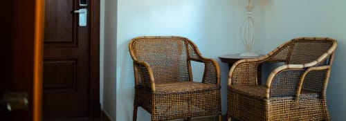 Sillones de ratán tejido en el salón del Hostal La Moyareja, Rota España