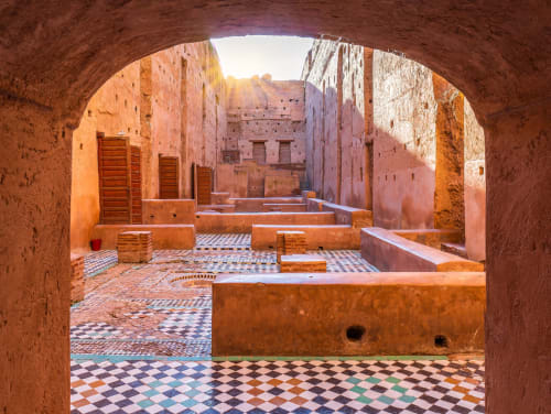 Cour traditionnelle du riad Casa Angelo à Marrakech, avec zellige ornementé et architecture en terre cuite