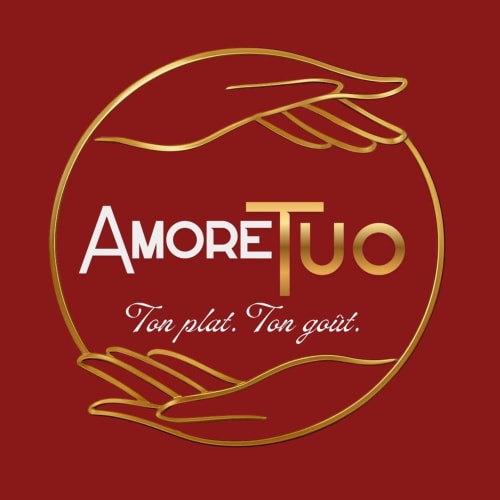 Logo du restaurant Amore Tuo avec mains dorées et texte sur fond rouge à l'hôtel Suite L'Olive Sacrée, Cabannes France