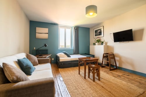 Appartement Kersauson au B&B Dupain & Dubeurre à Limoges avec séjour, lit, TV et vue sur jardin
