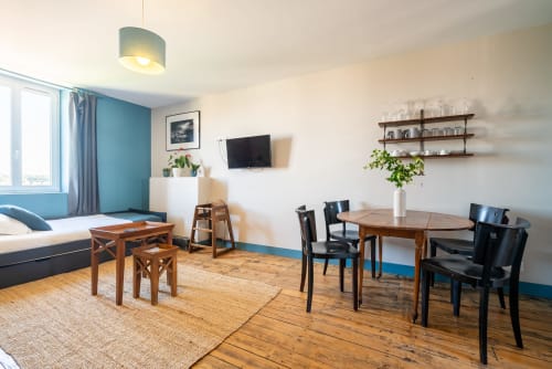 Appartement Kersauson à Dupain & Dubeurre à Limoges avec salle à manger, coin séjour, lit et vue sur le jardin