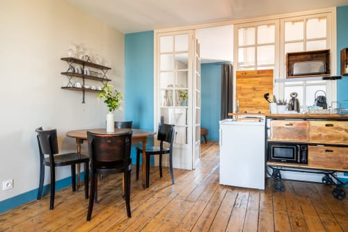 Cuisine et salle à manger modernes du gîte Dupain & Dubeurre à Limoges, avec mobilier bois et touches turquoise