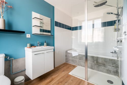 Salle de bain moderne au B&B Dupain & Dubeurre à Limoges avec murs turquoise, douche à l'italienne, vasque blanche et boiseries
