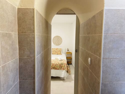 Entrada em arco para quarto da Casa das 7 Janelas B&B em Peniche, Portugal