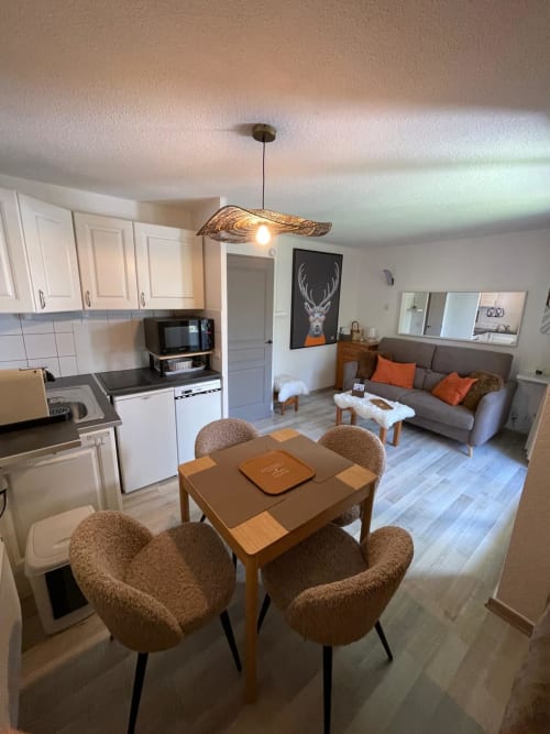 Appartement moderne 4-5 personnes à Vars avec cuisine ouverte, salle à manger et séjour avec canapé gris