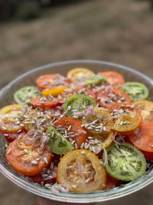 Salade colorée de tomates et concombre tranchés avec graines de tournesol et herbes aromatiques au Domaine de Lann Kerhuerh, La Chapelle-Neuve,
