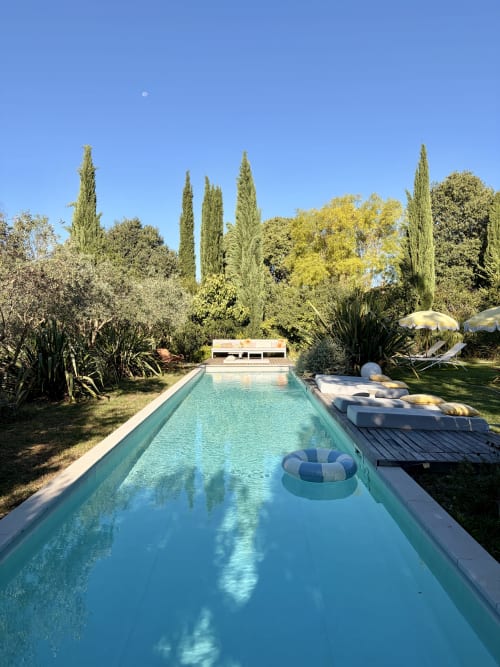 Piscine du Maison Jalon B&B avec cyprès et transats à Aix-en-Provence